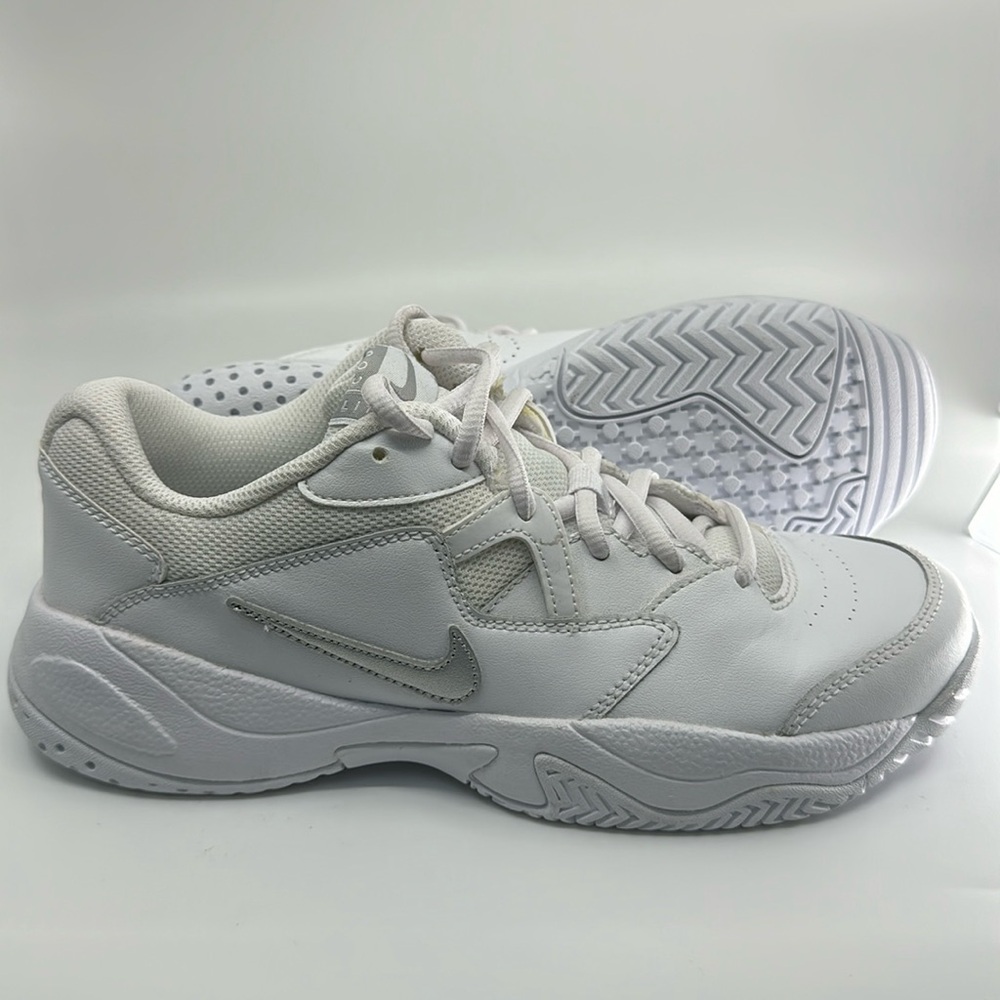 Women's tennis court shoes